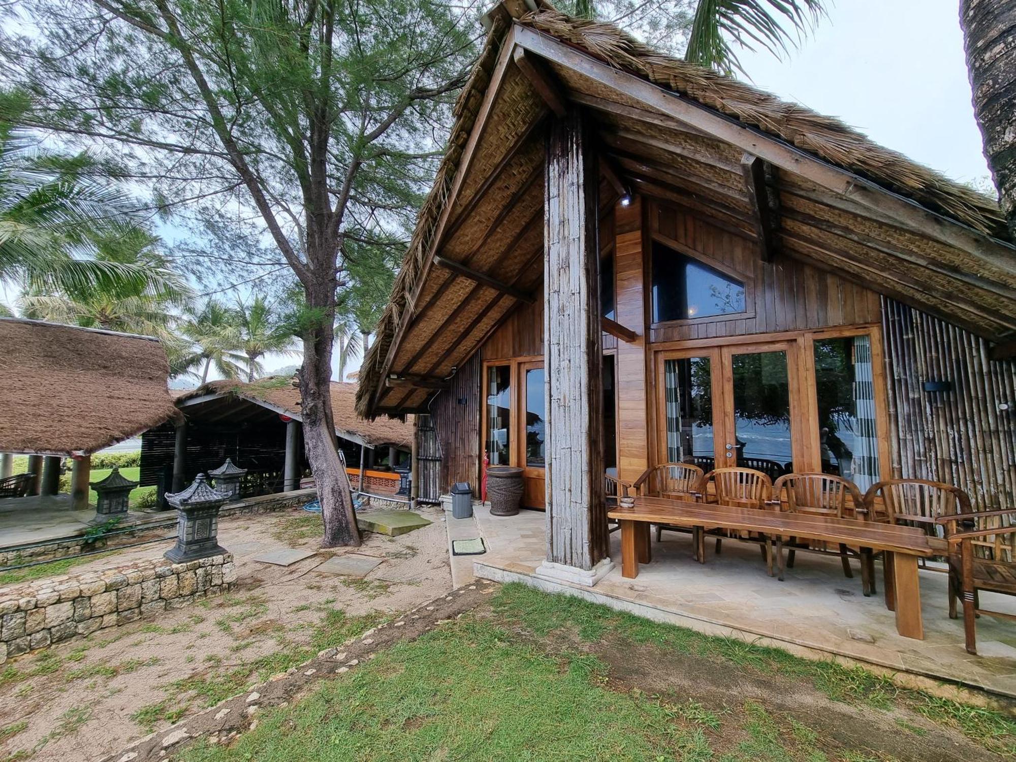 Istana Ombak Eco Resort Pacitan Εξωτερικό φωτογραφία