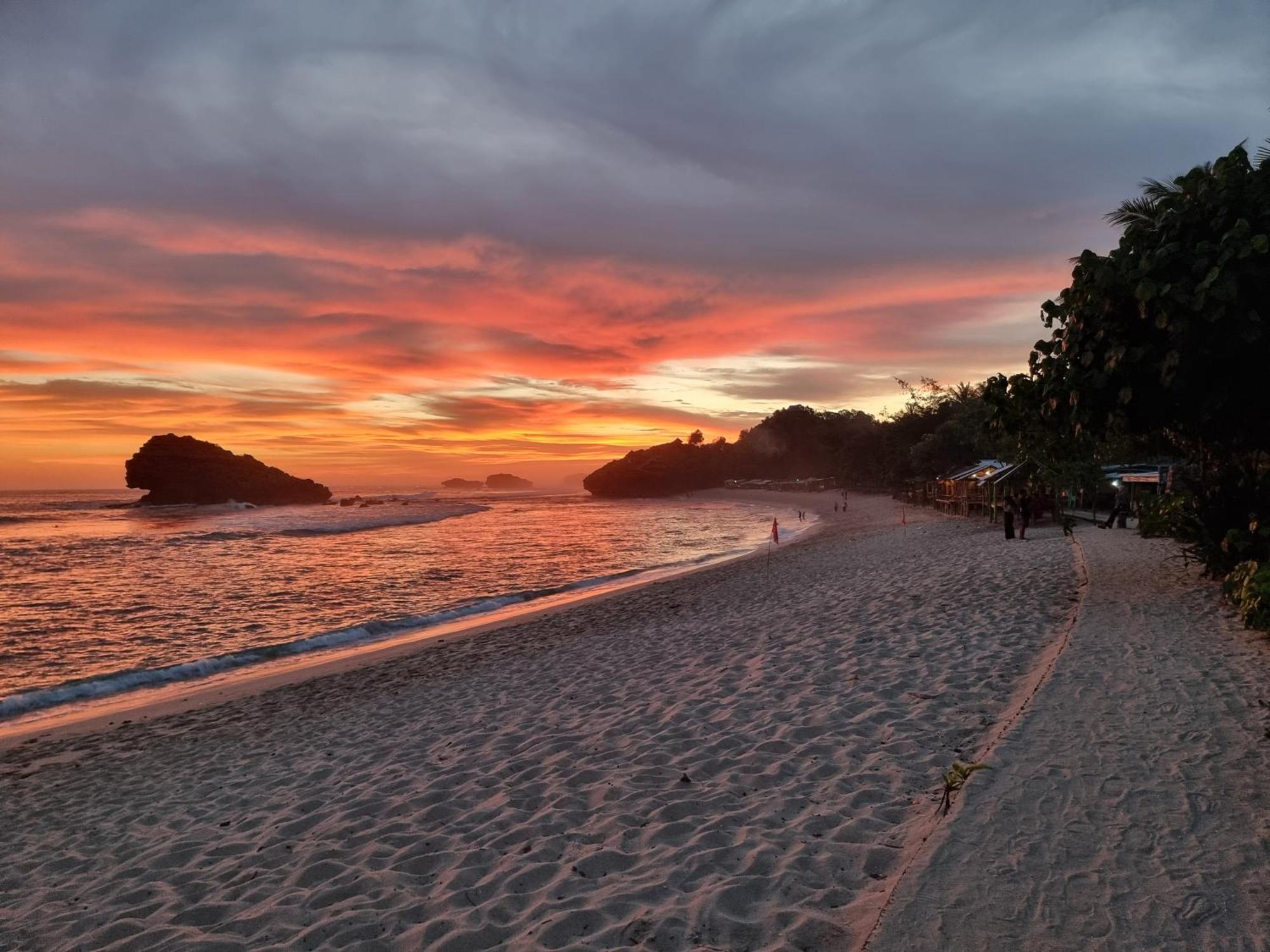 Istana Ombak Eco Resort Pacitan Εξωτερικό φωτογραφία